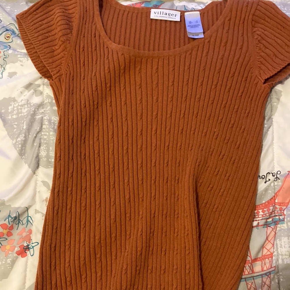 It’s a orgnge top and it kinda long and pretty